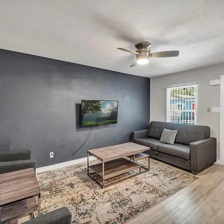 King Suite W Fast Wifi - Free Parking, Sleeps 6